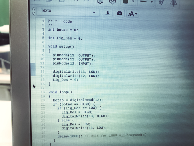 Foto de um computador emitindo a imagem de códigos em C++