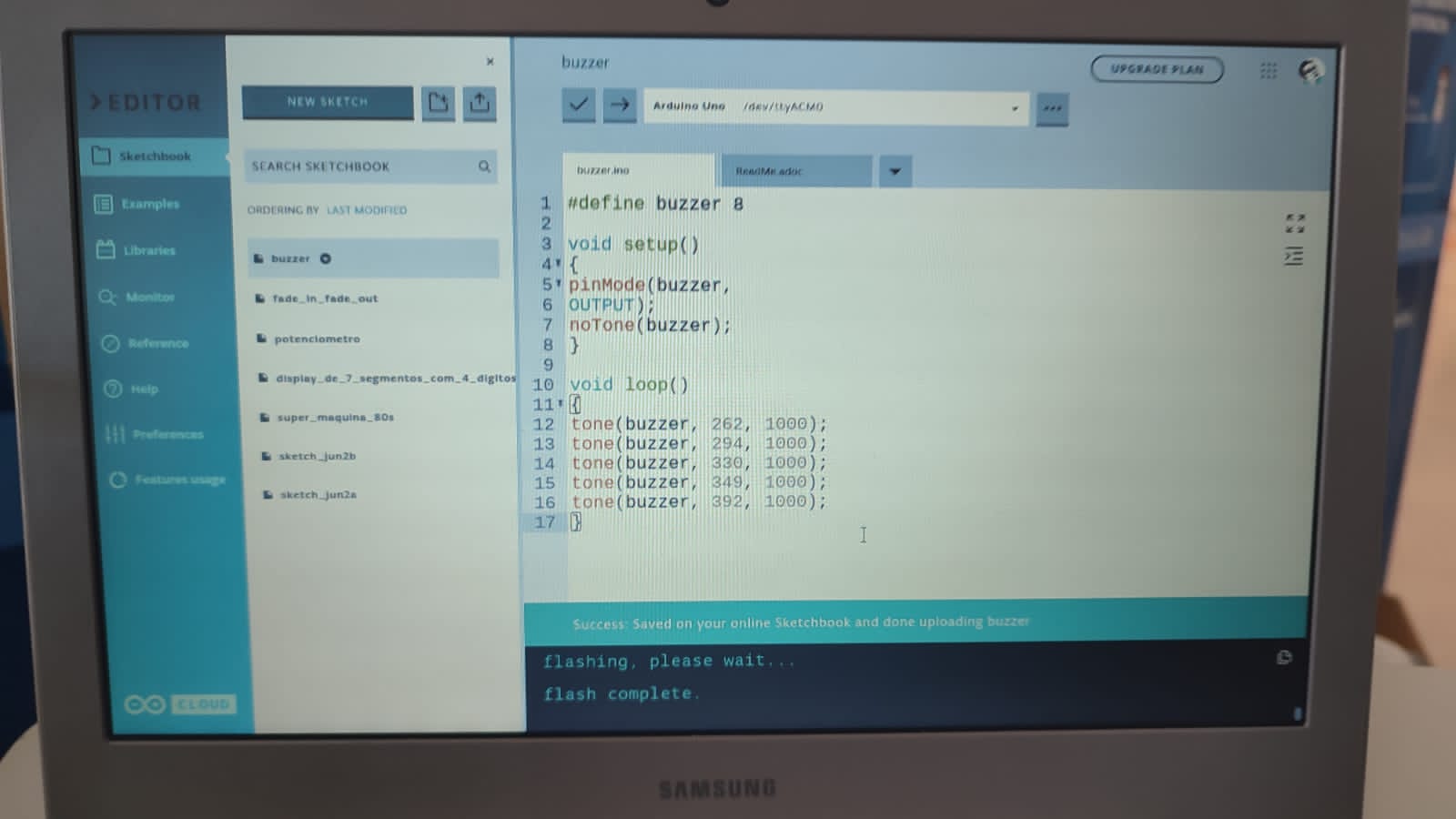 Imagem de um computador exibindo 'Arduino Create for Education'