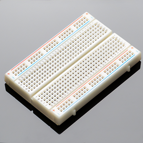 Imagem de um breadboard, placa de plástico com muitos buracos