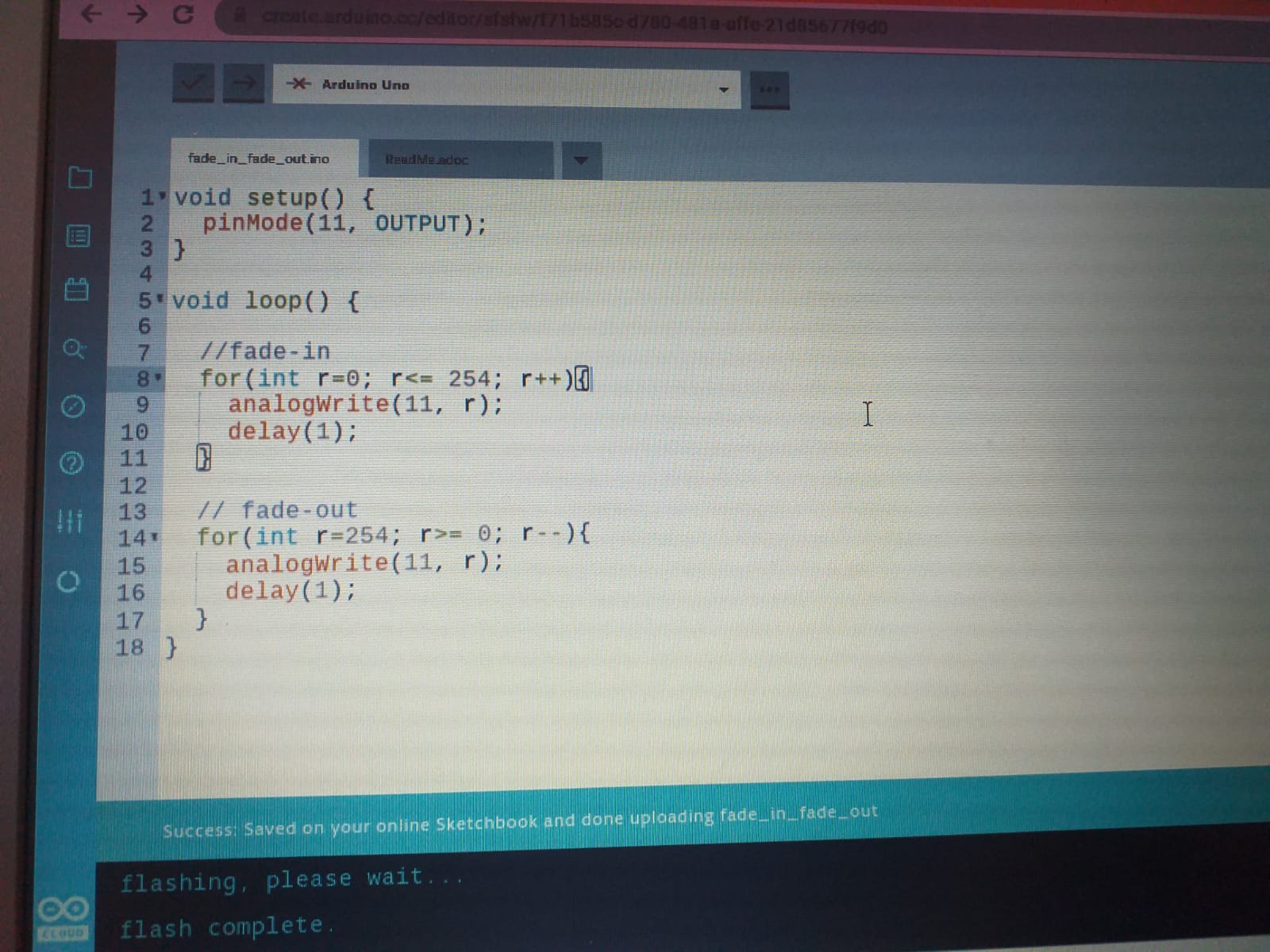 Foto de um computador exibindo linhas de códigos C++